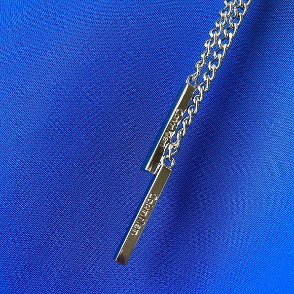 NWOT Calvin Klein Woman’s Royal blue roll up sleeve button top with chain - Picture 6 of 11